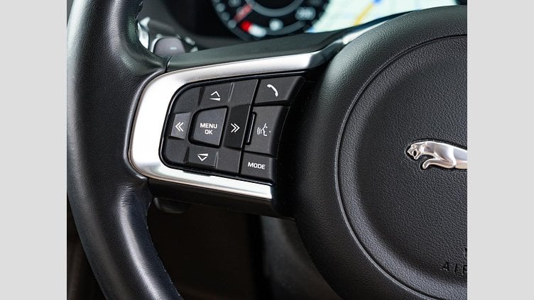 2019 認定中古車 Jaguar F-Pace Narvik Black 2.0 litre i4D Diesel プレステージ	
