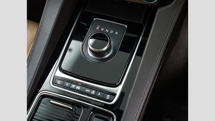 2019 認定中古車 Jaguar F-Pace Narvik Black 2.0 litre i4D Diesel プレステージ	