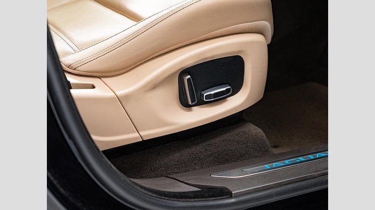 2019 認定中古車 Jaguar F-Pace Narvik Black 2.0 litre i4D Diesel プレステージ	