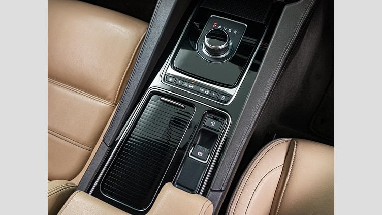 2019 認定中古車 Jaguar F-Pace Narvik Black 2.0 litre i4D Diesel プレステージ	