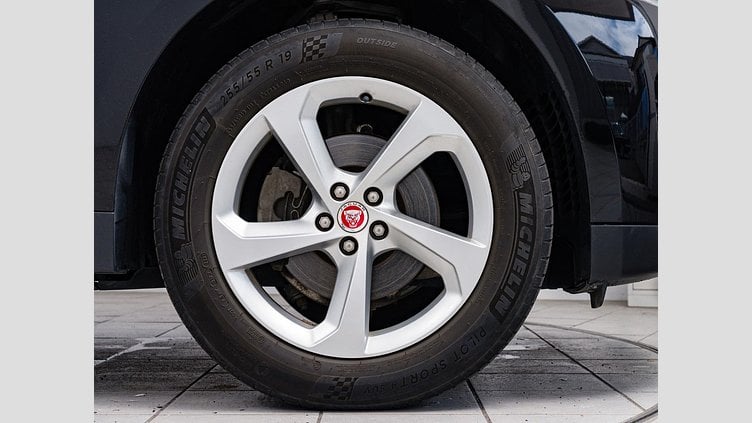 2019 認定中古車 Jaguar F-Pace Narvik Black 2.0 litre i4D Diesel プレステージ	