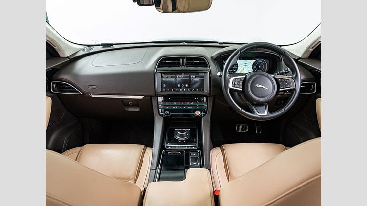 2019 認定中古車 Jaguar F-Pace Narvik Black 2.0 litre i4D Diesel プレステージ	