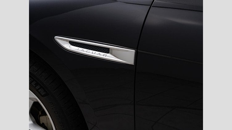 2019 認定中古車 Jaguar F-Pace Narvik Black 2.0 litre i4D Diesel プレステージ	