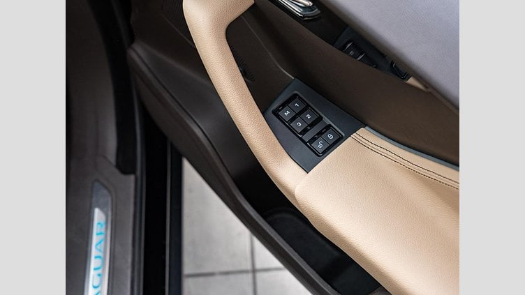 2019 認定中古車 Jaguar F-Pace Narvik Black 2.0 litre i4D Diesel プレステージ	