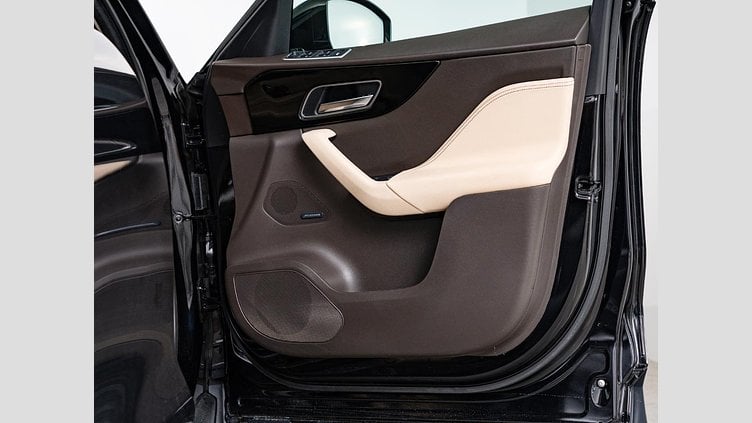 2019 認定中古車 Jaguar F-Pace Narvik Black 2.0 litre i4D Diesel プレステージ	
