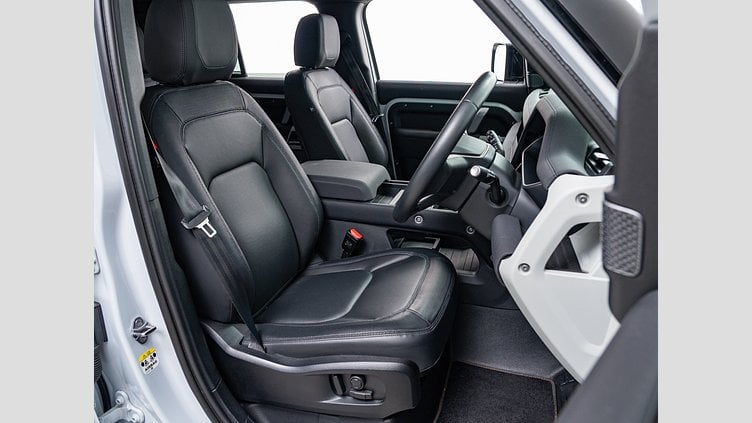 2023 認定中古車 Land Rover Defender 110 ユーロンホワイト D300 AWD（AT） X-DYNAMIC SE