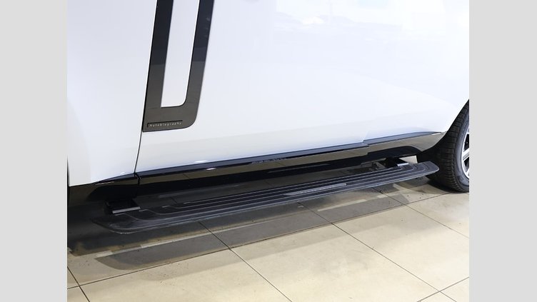 2024 認定中古車 Land Rover Range Rover オストゥーニパールホワイト（お取り扱いの有無については正規ディーラーにお問い合わせください） P550 AWD PHEV（AT） スタンダードホイールベース Autobiography