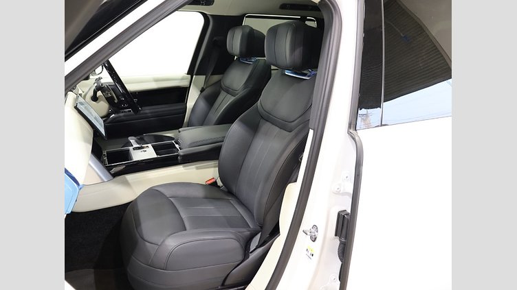2024 認定中古車 Land Rover Range Rover オストゥーニパールホワイト（お取り扱いの有無については正規ディーラーにお問い合わせください） P550 AWD PHEV（AT） スタンダードホイールベース Autobiography