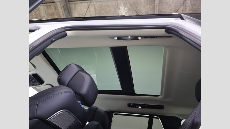 2024 認定中古車 Land Rover Range Rover オストゥーニパールホワイト（お取り扱いの有無については正規ディーラーにお問い合わせください） P550 AWD PHEV（AT） スタンダードホイールベース Autobiography