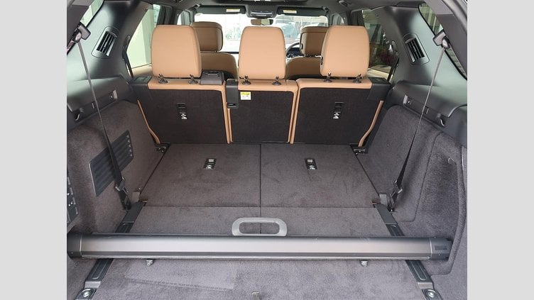 2024 認定中古車 Land Rover Discovery シャラントグレイ D300マイルドハイブリッド（ディーゼル） スタンダードホイールベース Metropolitan Edition