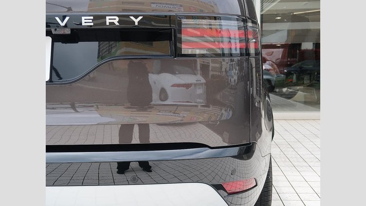 2024 認定中古車 Land Rover Discovery シャラントグレイ D300マイルドハイブリッド（ディーゼル） スタンダードホイールベース Metropolitan Edition