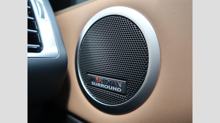 2024 認定中古車 Land Rover Discovery シャラントグレイ D300マイルドハイブリッド（ディーゼル） スタンダードホイールベース Metropolitan Edition
