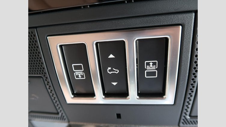 2024 認定中古車 Land Rover Discovery シャラントグレイ D300マイルドハイブリッド（ディーゼル） スタンダードホイールベース Metropolitan Edition