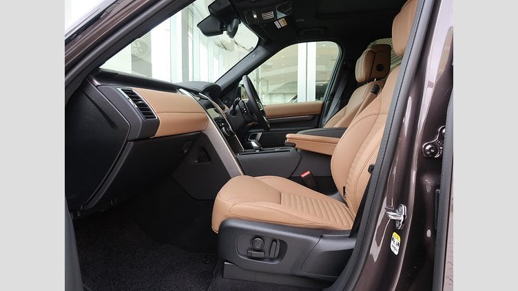2024 認定中古車 Land Rover Discovery シャラントグレイ D300マイルドハイブリッド（ディーゼル） スタンダードホイールベース Metropolitan Edition
