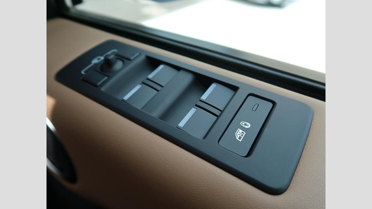 2024 認定中古車 Land Rover Discovery シャラントグレイ D300マイルドハイブリッド（ディーゼル） スタンダードホイールベース Metropolitan Edition