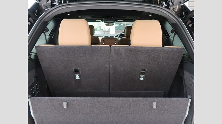 2024 認定中古車 Land Rover Discovery シャラントグレイ D300マイルドハイブリッド（ディーゼル） スタンダードホイールベース Metropolitan Edition