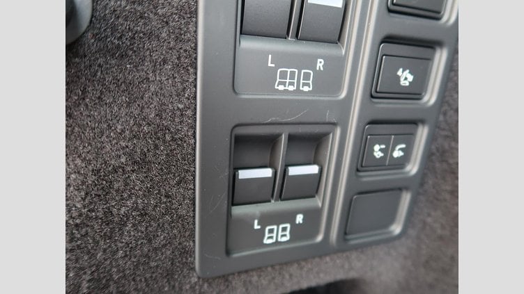 2024 認定中古車 Land Rover Discovery シャラントグレイ D300マイルドハイブリッド（ディーゼル） スタンダードホイールベース Metropolitan Edition