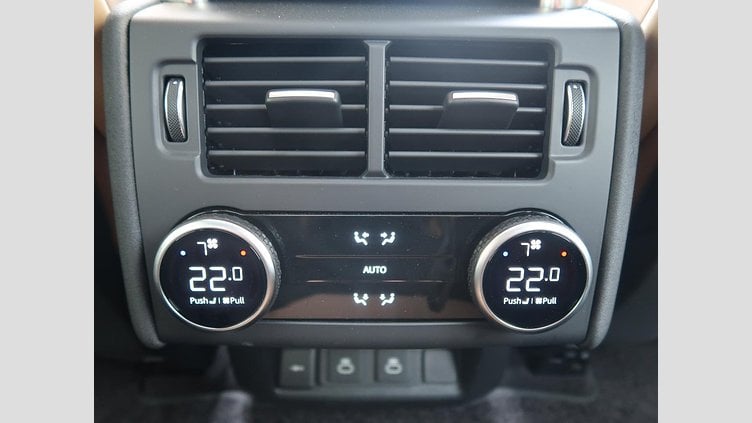 2024 認定中古車 Land Rover Discovery シャラントグレイ D300マイルドハイブリッド（ディーゼル） スタンダードホイールベース Metropolitan Edition