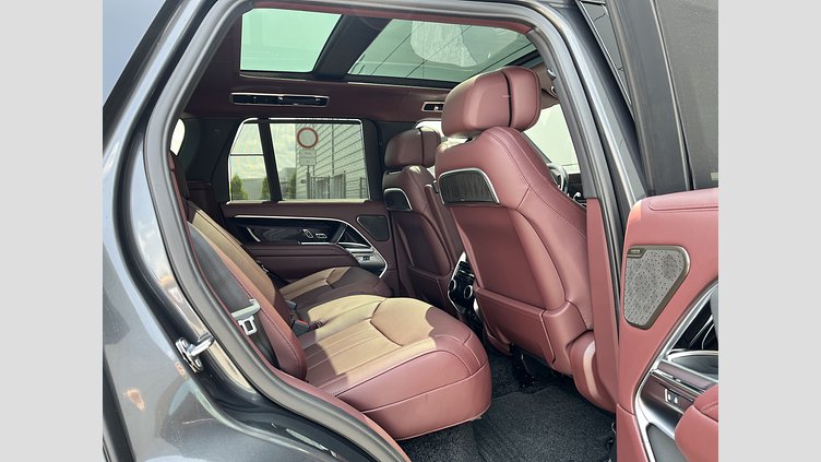 2025 SKLADOVÉ VOZIDLÁ Land Rover Range Rover Sivá Carpathian P530 AWD AUTOMAT SWB Autobiography