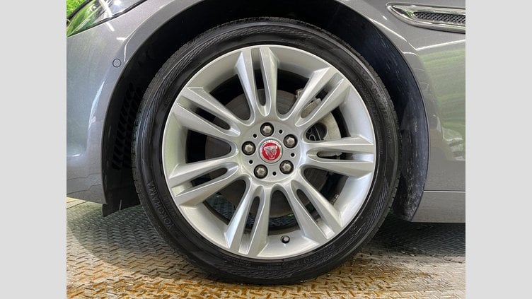 2015 認定中古車 Jaguar XE Corris Grey 2WD プレステージ