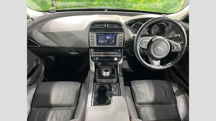 2015 認定中古車 Jaguar XE Corris Grey 2WD プレステージ