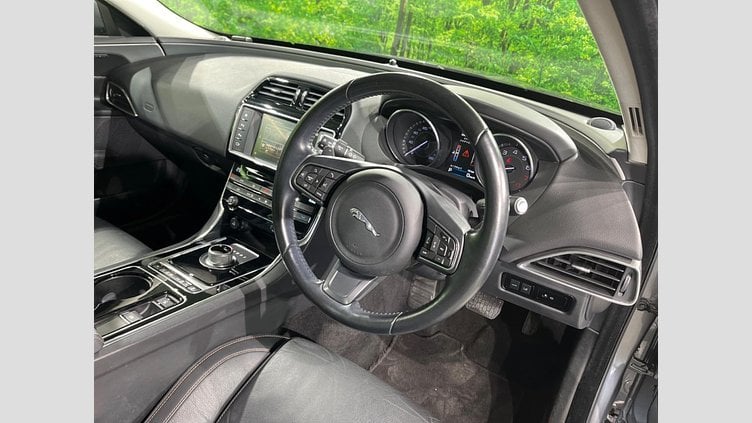 2015 認定中古車 Jaguar XE Corris Grey 2WD プレステージ