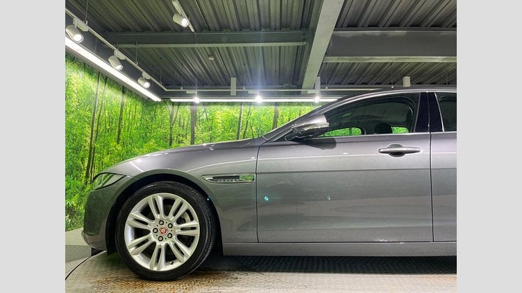 2015 認定中古車 Jaguar XE Corris Grey 2WD プレステージ