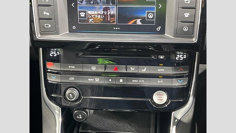 2015 認定中古車 Jaguar XE Corris Grey 2WD プレステージ