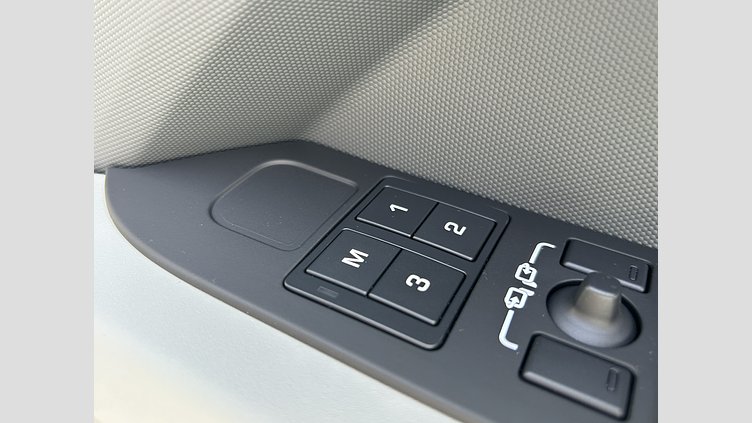 2023 認定中古車 Land Rover Defender 90 ハクバシルバー P300 AWD（AT） SE