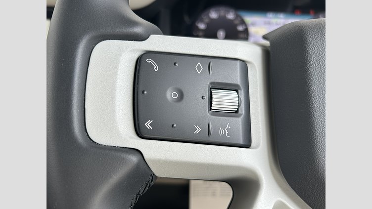2023 認定中古車 Land Rover Defender 90 ハクバシルバー P300 AWD（AT） SE