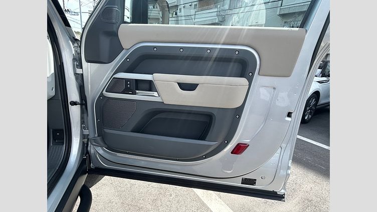 2023 認定中古車 Land Rover Defender 90 ハクバシルバー P300 AWD（AT） SE