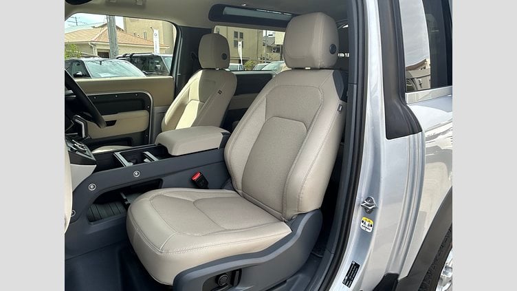 2023 認定中古車 Land Rover Defender 90 ハクバシルバー P300 AWD（AT） SE