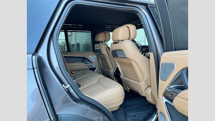 2025 JAZDENÉ VOZIDLÁ Land Rover Range Rover Sivá Charente P460e PHEV SWB AUTOMAT AWD Autobiography