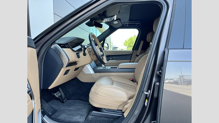 2025 JAZDENÉ VOZIDLÁ Land Rover Range Rover Sivá Charente P460e PHEV SWB AUTOMAT AWD Autobiography