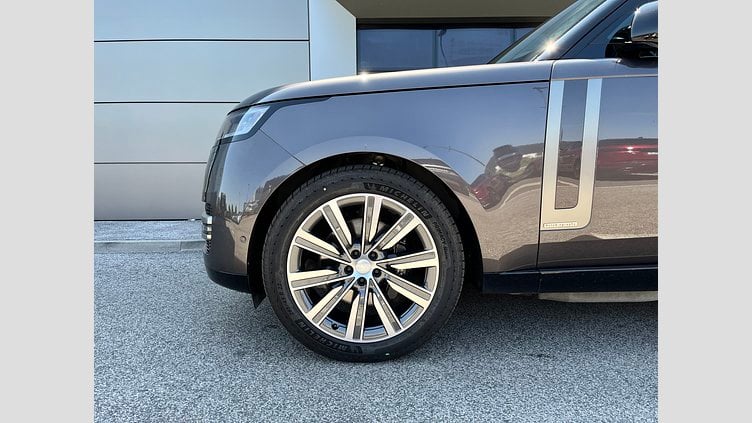 2025 JAZDENÉ VOZIDLÁ Land Rover Range Rover Sivá Charente P460e PHEV SWB AUTOMAT AWD Autobiography