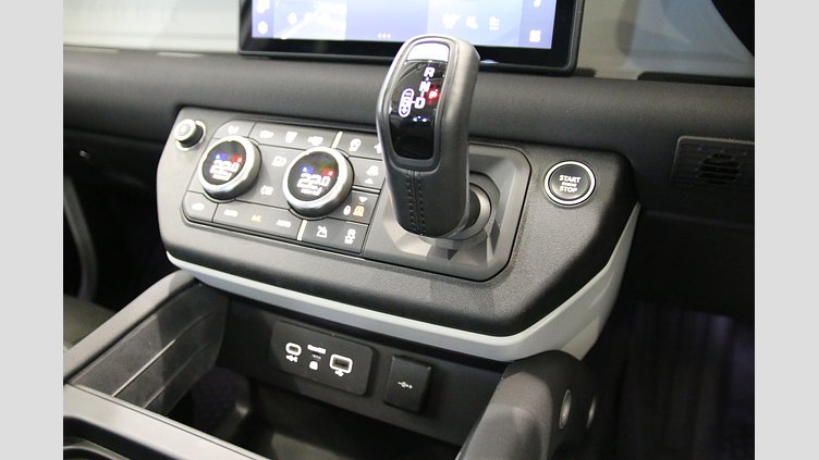 2020 認定中古車 Land Rover Defender 110 Fuji White 2.0 litre i4P Petrol P300 AWD（AT） S STARTUP EDITION