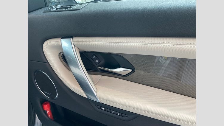 2024 認定中古車 Land Rover Discovery Sport ハクバシルバー D200マイルドハイブリッド（ディーゼル） 標準ホイール DYNAMIC SE