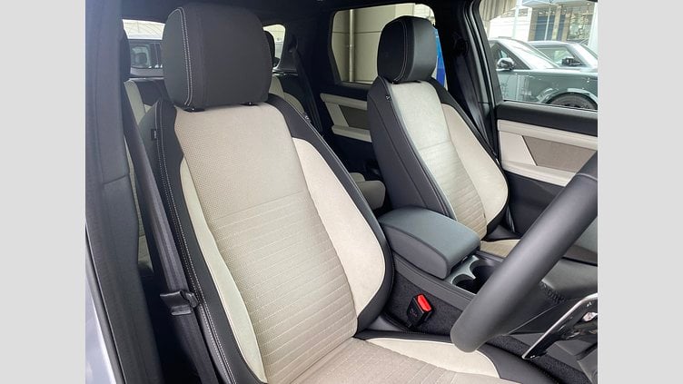 2024 認定中古車 Land Rover Discovery Sport ハクバシルバー D200マイルドハイブリッド（ディーゼル） 標準ホイール DYNAMIC SE