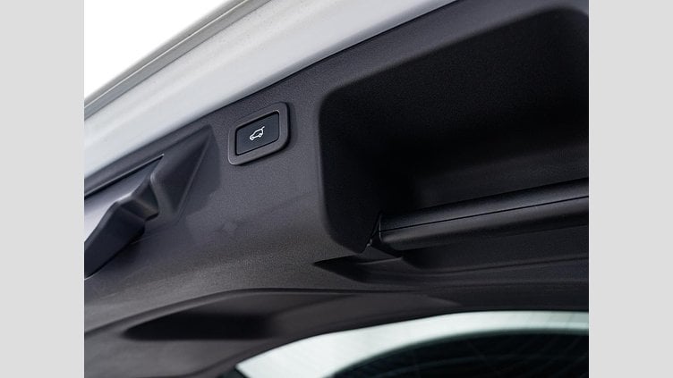 2015 認定中古車 Land Rover Discovery Sport Yulong White 2.0 litre Si4 Petrol HSEラグジュアリー