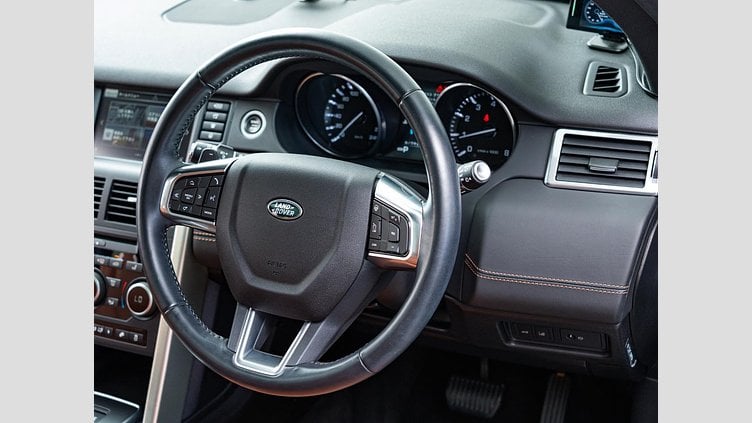 2015 認定中古車 Land Rover Discovery Sport Yulong White 2.0 litre Si4 Petrol HSEラグジュアリー