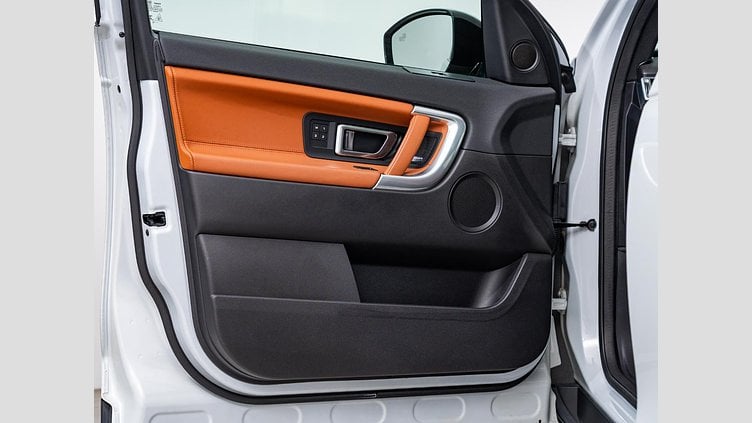 2015 認定中古車 Land Rover Discovery Sport Yulong White 2.0 litre Si4 Petrol HSEラグジュアリー