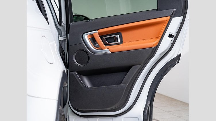 2015 認定中古車 Land Rover Discovery Sport Yulong White 2.0 litre Si4 Petrol HSEラグジュアリー