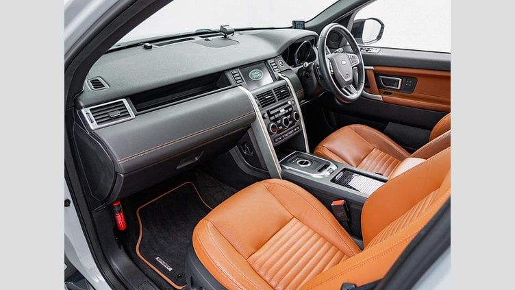 2015 認定中古車 Land Rover Discovery Sport Yulong White 2.0 litre Si4 Petrol HSEラグジュアリー