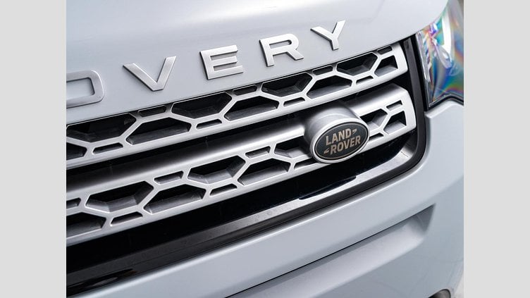 2015 認定中古車 Land Rover Discovery Sport Yulong White 2.0 litre Si4 Petrol HSEラグジュアリー