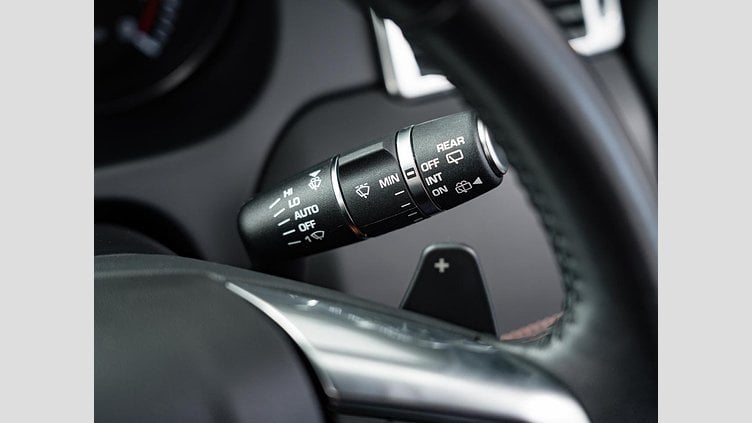 2015 認定中古車 Land Rover Discovery Sport Yulong White 2.0 litre Si4 Petrol HSEラグジュアリー