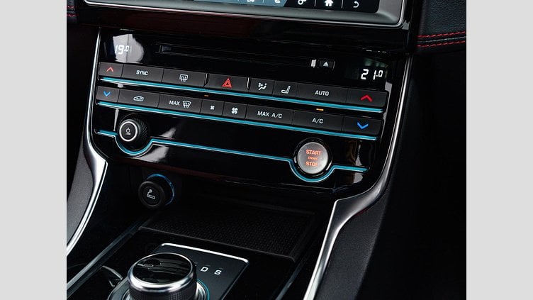 2020 認定中古車 Jaguar XE Santorini Black 2.0 litre i4D Diesel ランドマークエディション