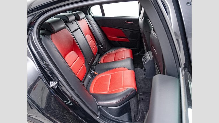2020 認定中古車 Jaguar XE Santorini Black 2.0 litre i4D Diesel ランドマークエディション