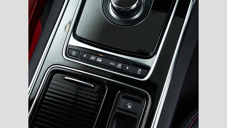 2020 認定中古車 Jaguar XE Santorini Black 2.0 litre i4D Diesel ランドマークエディション
