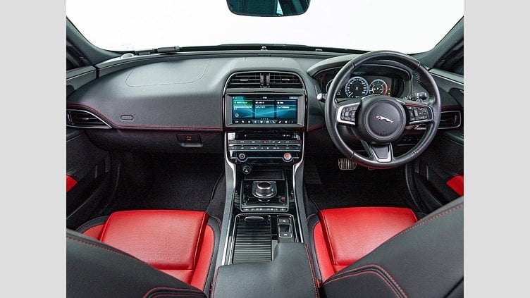 2020 認定中古車 Jaguar XE Santorini Black 2.0 litre i4D Diesel ランドマークエディション