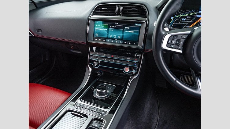 2020 認定中古車 Jaguar XE Santorini Black 2.0 litre i4D Diesel ランドマークエディション